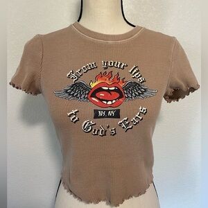 Forever 21 Higher Than Heaven Hot Lips Women's Short Sleeve Shirt Size S Beige